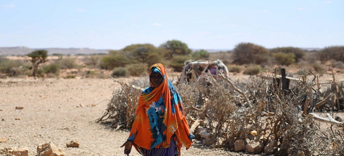 Una mujer camina por Salaxley, una de las aldeas de Somalia afectadas por la sequía.